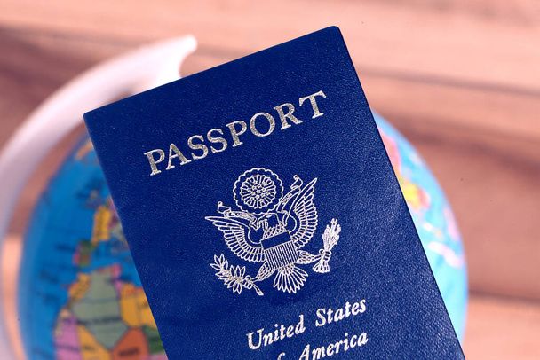 Американский паспорт и глобус - Фото, изображение