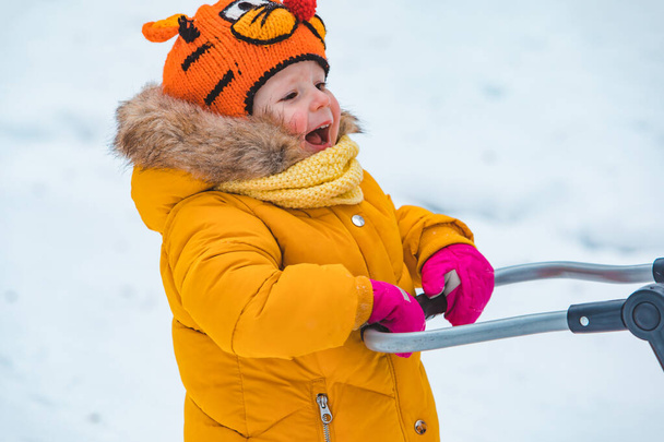 niña sonriente con trineo en el día de invierno nevado - Foto, Imagen