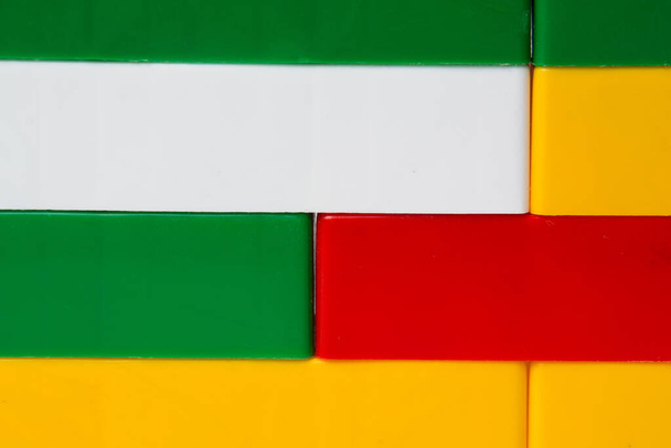 Un muro di mattoni di plastica. Sfondo da dettagli multicolori del designer da bambini. - Foto, immagini