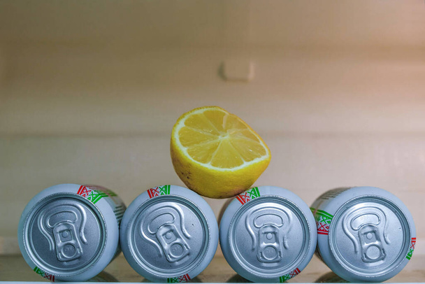 Latas de aluminio con bebidas de limón en el refrigerador. Condensación de agua. Copiar espacio. - Foto, imagen