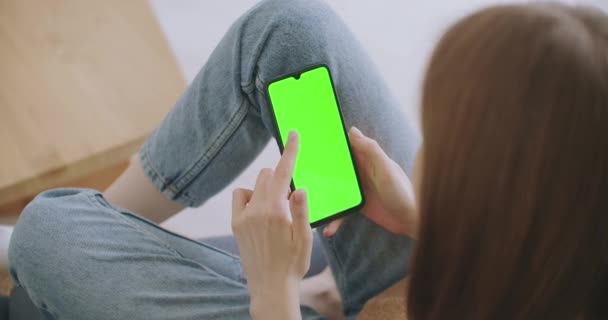 Точка зору жінки в сучасній кімнаті сидить на стільці за допомогою телефону з зеленим макетним екраном Chroma Key Surfing Інтернет Перегляд контенту Відео Блоги Натискання на центральний екран
 - Кадри, відео