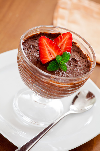 Mousse au chocolat et fraises
 - Photo, image