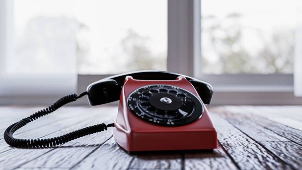 altes Telefon auf Holzboden 3D-Illustration - Foto, Bild