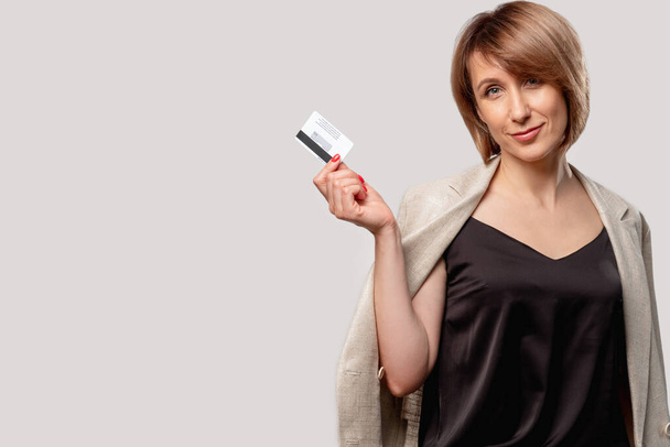 servicio bancario de pago sin contacto cliente femenino - Foto, imagen