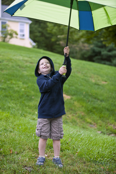 Poika sateenvarjon kanssa
 - Valokuva, kuva