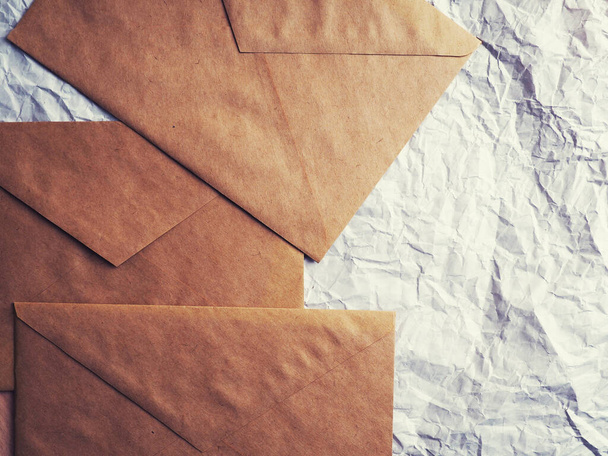 конверт на смятой бумаге, место для дизайна, отправить электронную почту. - Фото, изображение