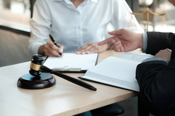 Asesoría legal presenta al cliente un contrato firmado con mazo y ley legal. concepto de justicia y abogado - Foto, Imagen