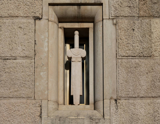 Скульптура меча на стіні військового святилища Азіаго, великий історичний пам'ятник і один з головних військових осуаріїв Першої світової війни. - Фото, зображення