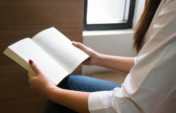 Mujeres leyendo libro y relajándose en la biblioteca. enfoque selectivo. - Foto, imagen