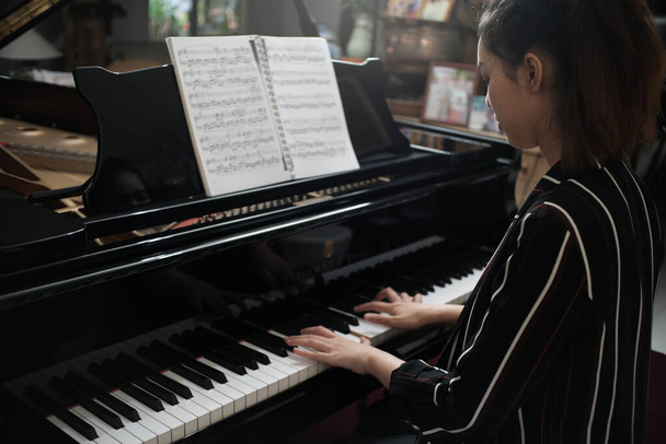 Krásná asijské dívka naučit hrát na klavír - Fotografie, Obrázek