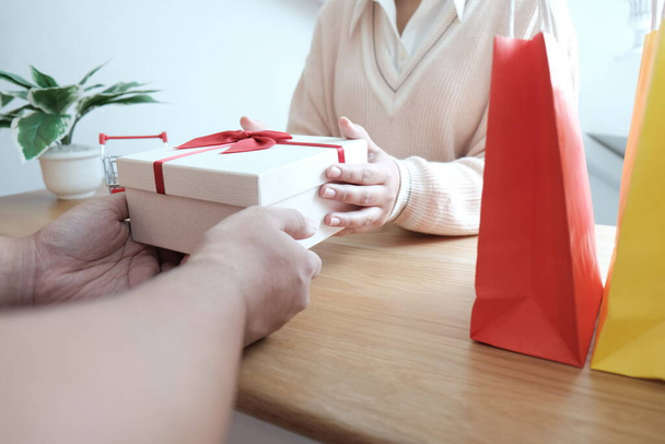 Подарок от Валентина. Подарочная коробка и красная лента для романтической пары - Фото, изображение