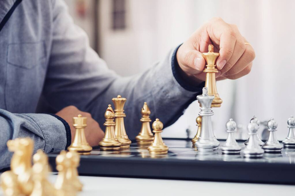 Homme d'affaires jouer avec le jeu d'échecs. concept de gestion du succès de la stratégie d'entreprise et défi tactique  - Photo, image