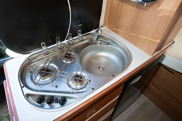 obytný automobil interiér s kuchyňkou s plynovým sporákem a umyvadlem - Fotografie, Obrázek