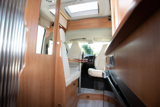 obytný automobil vnitřní koridor obytné karavany pro výlety a self-catering vanlife dovolená - Fotografie, Obrázek