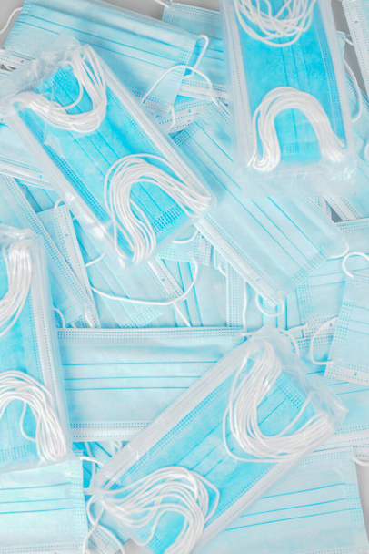 mascherine chirurgiche carta da parati blu in vista superiore su sfondo piatto laici - Foto, immagini