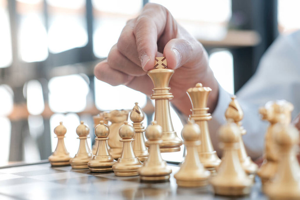 Biznesmen gra w szachy. koncepcja zarządzania sukcesami strategii biznesowej i wyzwania taktycznego - Zdjęcie, obraz