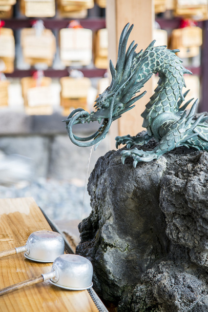 Statua del drago e pantofole per lavare la mano in stile giapponese
 - Foto, immagini