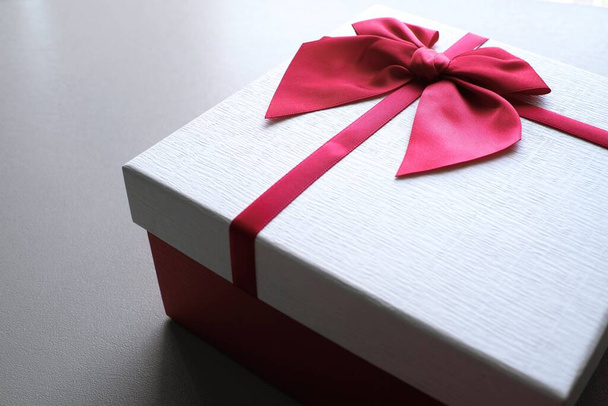  Подарунок Валентина. Подарункова коробка і червона стрічка для романтичної пари
 - Фото, зображення