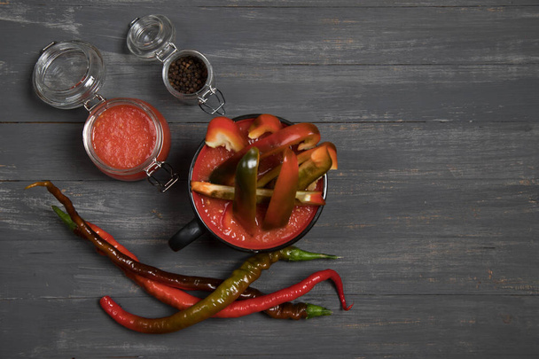 Pimenta doce em pimenta e molho de tomate - Lecho é um prato de cozinha húngara. Orientação horizontal. Lugar para um espaço de cópia - Foto, Imagem