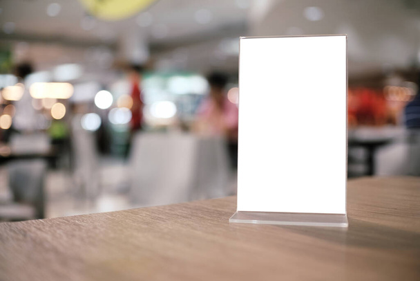 Rama menu stojąca na drewnianym stole w kawiarni Bar. miejsce na promocję marketingu tekstowego - Zdjęcie, obraz