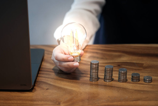 збереження ідеї монет з лампочкою для інвестицій Концепція ідея та інновації
 - Фото, зображення
