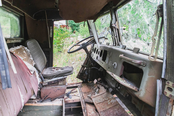 viejo coche roto por merodeadores en pripyat - Foto, imagen
