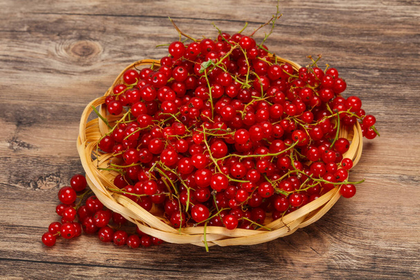 Солодкі смачні свіжі ягоди червоної смородини
 - Фото, зображення