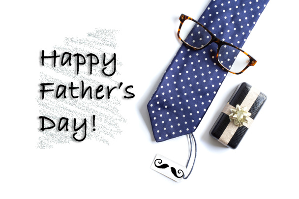 Kék nyakkendő, becsomagolt ajándékdoboz, szemüveg és ajándék címke, fehér háttérrel. Szavak Boldog Apák napját csillogó háttérrel. Mock up, üdvözlőlap, szimbólum - Fotó, kép