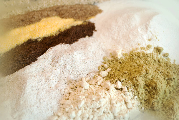 Kontekst z różnych rodzajów mąki: ryżu, ciecierzycy, dyni, kapusty, kukurydzy i mąki gryczanej. - Zdjęcie, obraz