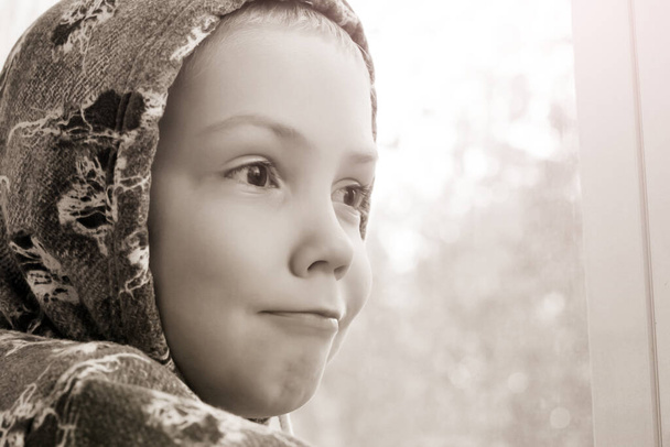 Ritratto di un bambino sorpreso con cappuccio, immagine in bianco e nero. - Foto, immagini