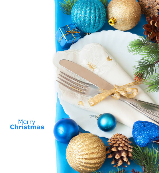 Πρωτοχρονιάτικο πάρτι, πιάτο με μαχαίρι, λαϊκή διακόσμηση και χριστουγεννιάτικα στολίδια; κοντινό πλάνο - Φωτογραφία, εικόνα