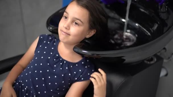 kadeřnice barviva vlasy holčička růžová v holičství shop - Záběry, video