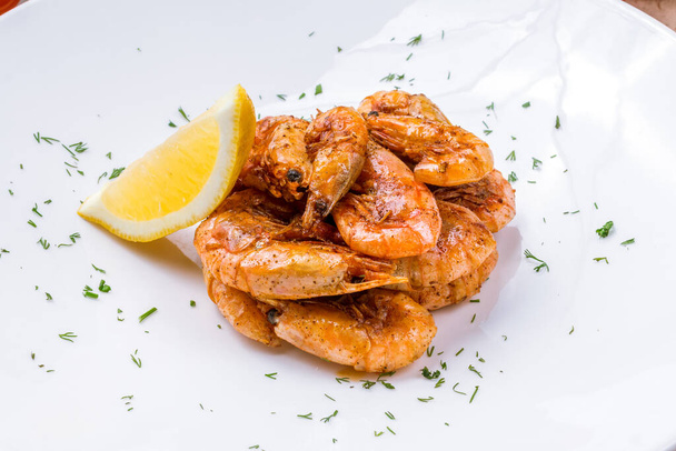boiled shrimp on plate - Foto, afbeelding