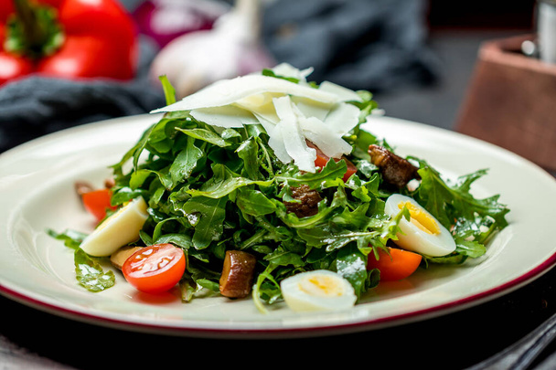 salad with arugula and fried mushrooms - Foto, afbeelding