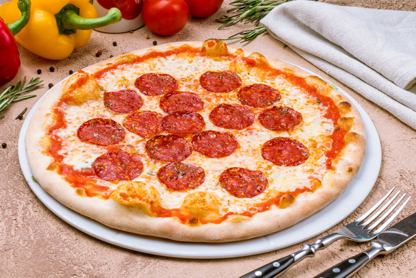 Pepperoni pizza on plate - Foto, Imagen