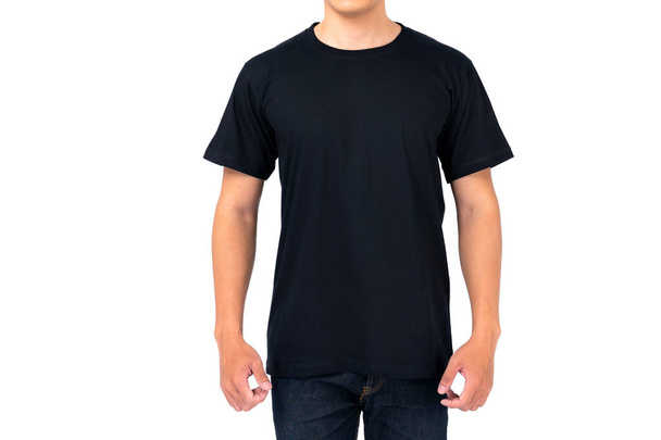 Póló design, fiatal férfi fekete pólóban elszigetelt fehér háttér - Fotó, kép
