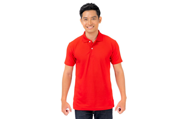 T-Shirt Design, junger Mann in rotem Hemd isoliert auf weißem Hintergrund - Foto, Bild