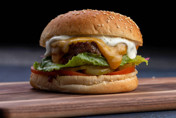 Perfect hamburger classic burger american cheeseburger with cheese, bacon, tomato and lettuce - 写真・画像