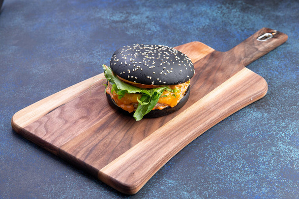 Mükemmel hamburger klasik Amerikan çizburgeri peynirli, pastırmalı, domatesli ve marullu. - Fotoğraf, Görsel
