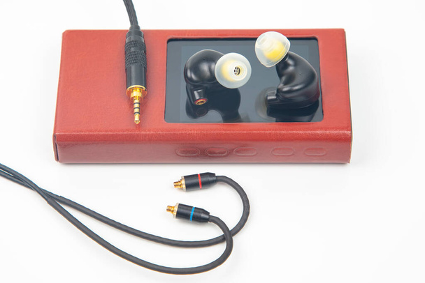 Auriculares en el oído para reproductor de música Hi-Fi. Audio sonido y equipamiento moderno para los amantes de la música y el audiófilo - Foto, imagen