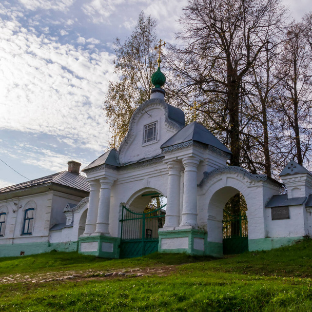 puerta de la Iglesia Cristiana Sudislavl, región de Kostroma, Rusia - Foto, imagen