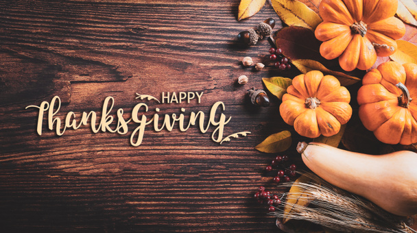 Thanksgiving décoration de fond à partir de feuilles sèches et de citrouille sur fond en bois. Pose plate, vue du dessus avec texte de Thanksgiving. - Photo, image