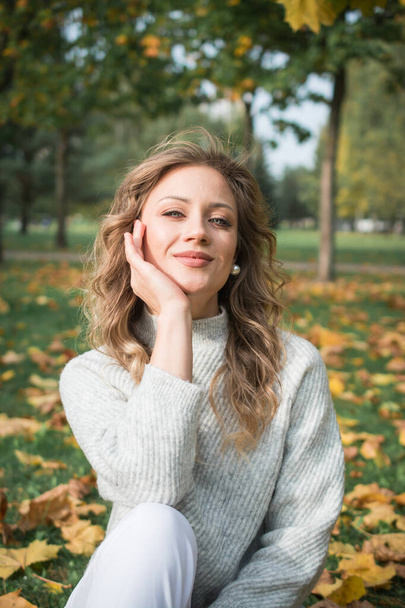 Beautiful young woman portrait in autumn park - Foto, imagen