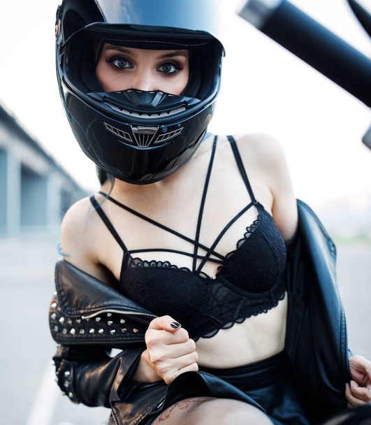 sexy meisje in een motorfiets helm. - Foto, afbeelding