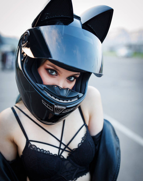 portret dziewczyny w kasku motocyklowym. - Zdjęcie, obraz