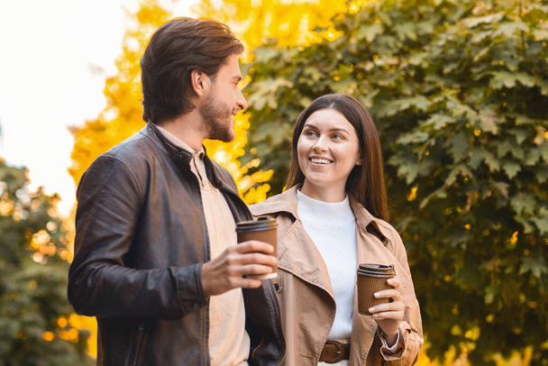 Boldog férfi és nő beszélgetnek és kávét isznak - Fotó, kép
