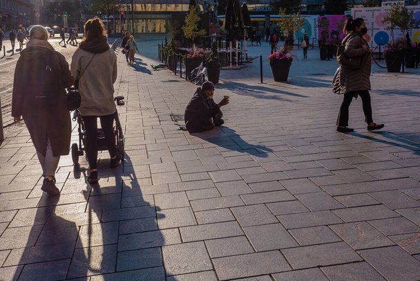 Helsinki, Uusimaa, Finlandia 2020 2 ottobre 2020 disoccupati, senzatetto, poveri, l'uomo chiede aiuto Concetto di problema sociale - Foto, immagini