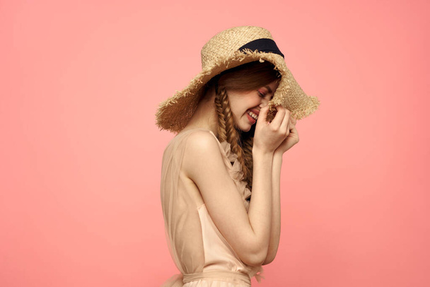 Chica romántica con coletas y en un sombrero de paja sonrisa romance fondo rosa Copiar espacio - Foto, Imagen