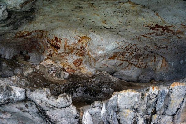 Antiguas pinturas rupestres en la pared de piedra caliza bajo una isla en Phang Nga Bay, Tailandia. - Foto, imagen
