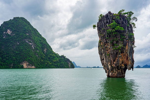 Kuuluisa Koh Tapu kalkkikivi saari, joka tunnetaan myös nimellä James Bond saari vihreällä taivaalla pilvinen taivas tausta Phang Nga lahti, Thaimaa. - Valokuva, kuva